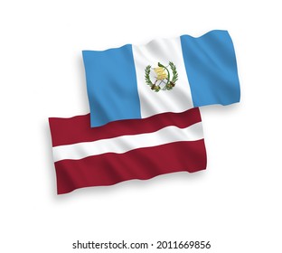 Banderas de ondulación de tela vectorial nacional de Letonia y la República de Guatemala aisladas en fondo blanco. de 1 a 2.
