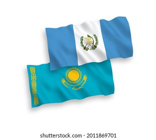 Banderas de ondulación de tela vectorial nacional de Kazajistán y la República de Guatemala aisladas en fondo blanco. de 1 a 2.
