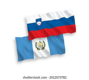 Banderas de olas de tela vectorial nacional de Eslovenia y la República de Guatemala aisladas en fondo blanco. de 1 a 2.