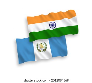 Banderas de olas de tela vectorial nacional de la India y la República de Guatemala aisladas en fondo blanco. de 1 a 2.