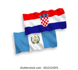 Nationale Vektor-Wellen-Flaggen der Republik Guatemala und Kroatiens einzeln auf weißem Hintergrund. 1 bis 2 %.