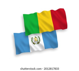 Nationale Vektor-Wellen-Flaggen der Republik Guatemala und Mali einzeln auf weißem Hintergrund. 1 bis 2 %.