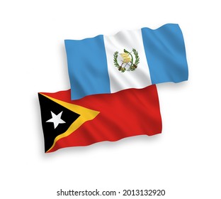 Banderas de olas de tela vectorial nacional de la República de Guatemala y Timor Oriental aisladas en fondo blanco. de 1 a 2.