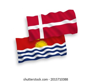 Nationale Vektor-Wellen-Flaggen von Dänemark und der Republik Kiribati einzeln auf weißem Hintergrund. 1 bis 2 %.