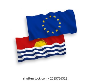 Banderas de olas de tela vectorial nacionales de la Unión Europea y la República de Kiribati aisladas en fondo blanco. de 1 a 2.