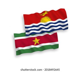 Banderas de ondulación de tela vectorial nacional de la República de Kiribati y la República de Suriname aisladas de fondo blanco. de 1 a 2.