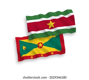 Banderas de ondulación de tela vectorial nacional de Granada y la República de Suriname aisladas de fondo blanco. de 1 a 2.