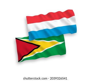 Banderas de olas de tela vectorial nacional de la República Cooperativa de Guyana y Luxemburgo aisladas en fondo blanco. de 1 a 2.