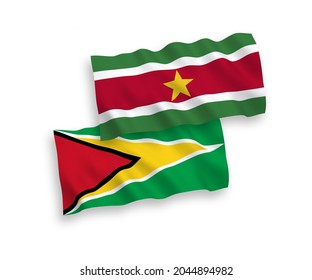 Banderas de ondulación de tela vectorial nacional de la República Cooperativa de Guyana y la República de Suriname aisladas de fondo blanco. de 1 a 2.