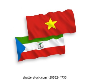 Banderas nacionales de tela vectorial ondeando banderas de la República de Guinea Ecuatorial y Vietnam aisladas en fondo blanco. de 1 a 2.