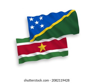Nationale Vektor-Wellen-Flaggen der Salomonen und der Republik Suriname einzeln auf weißem Hintergrund. 1 bis 2 %.