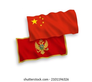 Nationale Vektor-Wellen-Flaggen von Montenegro und China einzeln auf weißem Hintergrund 1 bis 2 Proportionen.