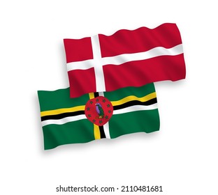Banderas de ondulación de tela vectorial nacional de Dinamarca y Dominica aisladas en fondo blanco. de 1 a 2.