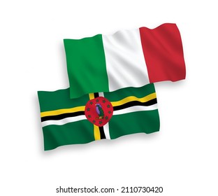 Banderas de olas de tela vectorial nacional de Italia y Dominica aisladas en fondo blanco. de 1 a 2.