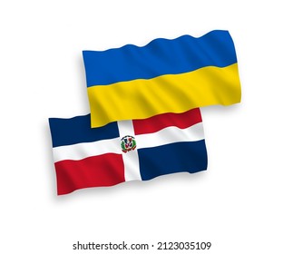 Banderas de olas de tela vectorial nacional de la República Dominicana y Ucrania aisladas en fondo blanco. de 1 a 2.