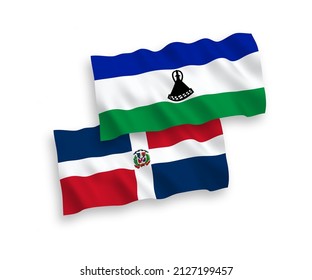 Banderas de olas de tela vectorial nacional de la República Dominicana y Lesotho aisladas en fondo blanco. de 1 a 2.