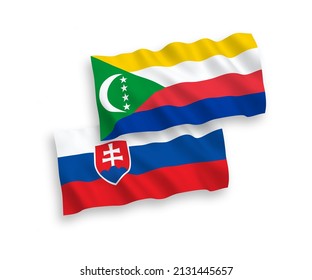 Banderas de olas de tela vectorial nacional de Eslovaquia y Unión de las Comoras aisladas en fondo blanco. de 1 a 2.