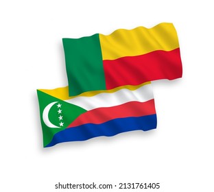 Banderas de olas de tela vectorial nacional de la Unión de las Comoras y Benín aisladas en fondo blanco. de 1 a 2.