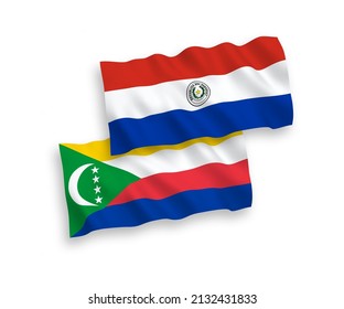 Nationale Vektor-Wellen-Flaggen von Union der Komoren und Paraguay einzeln auf weißem Hintergrund. 1 bis 2 %.