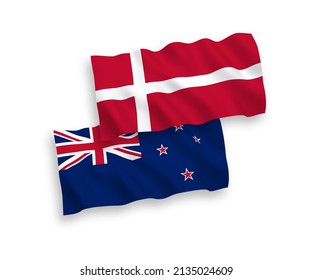 Banderas de ondulación de tela vectorial nacional de Dinamarca y Nueva Zelanda aisladas en fondo blanco. de 1 a 2.