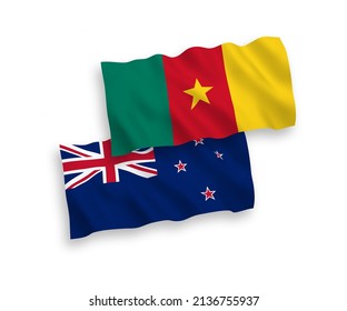 Banderas de ondulación de tela vectorial nacional de Nueva Zelanda y Camerún aisladas en fondo blanco. de 1 a 2.