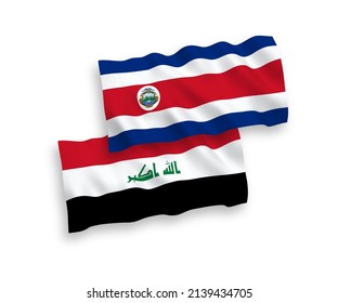 Nationale Vektorgrafik-Wellen-Flaggen der Republik Costa Rica und des Irak einzeln auf weißem Hintergrund. 1 bis 2 %.