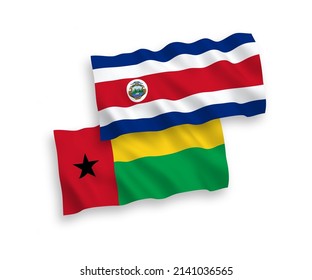 Nationale Vektor-Wellen-Flaggen der Republik Costa Rica und der Republik Guinea-Bissau einzeln auf weißem Hintergrund. 1 bis 2 %.