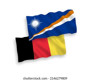Nationale Vektor-Wellen-Flaggen der Republik der Marshallinseln und Belgiens einzeln auf weißem Hintergrund. 1 bis 2 %.