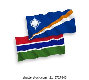 Banderas de olas de tela vectorial nacional de la República de las Islas Marshall y la República de Gambia aisladas en fondo blanco. de 1 a 2.