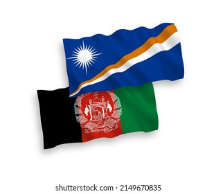 Banderas de olas de tela vectorial nacional de la República de las Islas Marshall y la República Islámica del Afganistán aisladas en un fondo blanco. de 1 a 2.