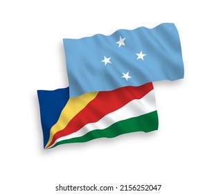 Nationale Vektor-Wellen-Flaggen der Föderierten Staaten von Mikronesien und der Seychellen einzeln auf weißem Hintergrund. 1 bis 2 %.