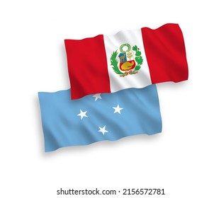 Banderas de ondulación de tela vectorial nacional de los Estados Federados de Micronesia y el Perú aisladas de fondo blanco. de 1 a 2.