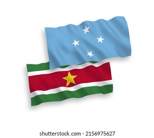 Banderas de ondulación de tejidos vectoriales nacionales de los Estados Federados de Micronesia y la República de Suriname aisladas de fondo blanco. de 1 a 2.