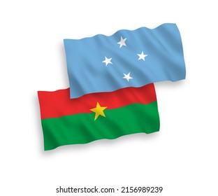 Nationale Vektor-Wellen-Flaggen der Föderierten Staaten von Mikronesien und Burkina Faso einzeln auf weißem Hintergrund. 1 bis 2 %.
