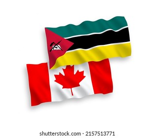 Banderas de olas de tela vectorial nacional del Canadá y la República de Mozambique aisladas en fondo blanco. de 1 a 2.