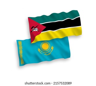 Banderas de ondulación de tela vectorial nacional de Kazajstán y la República de Mozambique aisladas de fondo blanco. de 1 a 2.