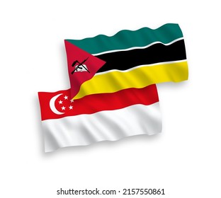 Nationale Vektor-Wellen-Flaggen der Republik Mosambik und Singapurs einzeln auf weißem Hintergrund. 1 bis 2 %.