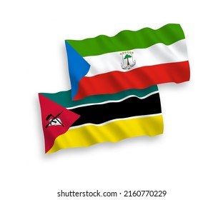 Nationale Vektor-Wellen-Flaggen der Republik Mosambik und der Republik Äquatorialguinea einzeln auf weißem Hintergrund. 1 bis 2 %.