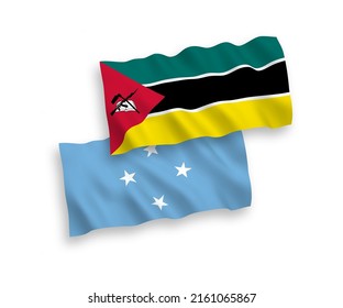 Banderas de olas de tela vectorial nacional de la República de Mozambique y los Estados Federados de Micronesia aisladas en fondo blanco. de 1 a 2.