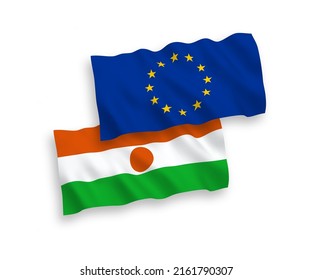 Nationale Vektorgrafik-Wellen-Flaggen der Europäischen Union und der Republik Niger einzeln auf weißem Hintergrund. 1 bis 2 %.
