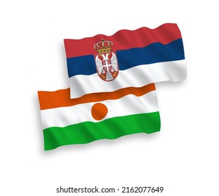 Banderas de olas de tela vectorial nacional de la República del Níger y Serbia aisladas en fondo blanco. de 1 a 2.