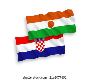 Nationale Vektor-Wellen-Flaggen der Republik Niger und Kroatiens einzeln auf weißem Hintergrund. 1 bis 2 %.