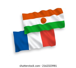 Banderas de olas de tela vectorial nacional de Francia y la República del Níger aisladas en fondo blanco. de 1 a 2.