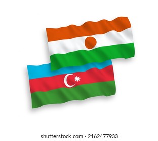 Nationale Vektor-Wellen-Flaggen der Republik Niger und Aserbaidschan einzeln auf weißem Hintergrund. 1 bis 2 %.