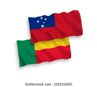 Banderas de ondulación de tela vectorial nacional del Estado Independiente de Samoa y Benin aisladas en fondo blanco. de 1 a 2.