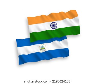 Nationale Vektor-Wellen-Flaggen von Indien und Nicaragua einzeln auf weißem Hintergrund. 1 bis 2 %.