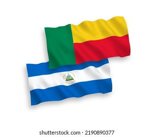 Banderas de la ola de tela vectorial nacional de Nicaragua y Benín aisladas en fondo blanco. de 1 a 2.