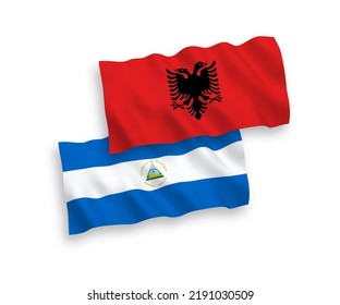 Banderas de ondas de tela vectorial nacionales de Nicaragua y Albania aisladas en fondo blanco. de 1 a 2.