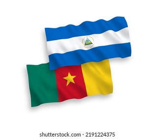 Banderas de la ola de tela vectorial nacional de Nicaragua y Camerún aisladas en fondo blanco. de 1 a 2.