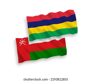 Banderas de ondulación de tela vectorial nacional de la Sultanía de Omán y la República de Mauricio aisladas de fondo blanco. de 1 a 2.